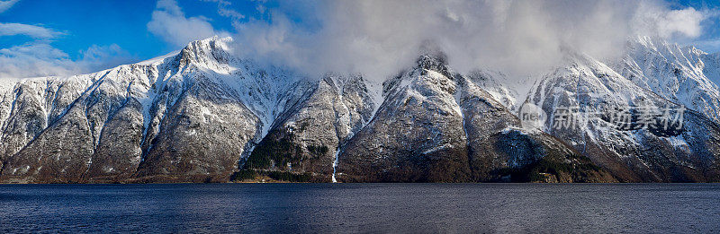 宏伟的jørundfjord位于挪威Møre og Romsdal的Sunnmøre阿尔卑斯山脉之间。